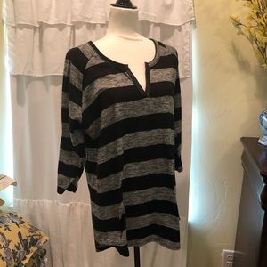 3/4 length sleeve black and gray soft shirt
